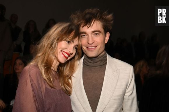 Suki Waterhouse oficializa que está grávida do 1º filho com Robert Pattinson em show