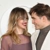 Suki Waterhouse oficializa que está grávida do 1º filho com Robert Pattinson em show