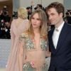 Suki Waterhouse oficializa que está grávida do 1º filho com Robert Pattinson em show