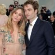 Suki Waterhouse oficializa que está grávida do 1º filho com Robert Pattinson em show