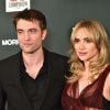 Suki Waterhouse oficializa que está grávida do 1º filho com Robert Pattinson em show