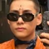 Taehyung (V), do BTS, aparece de cabeça raspada. Veja