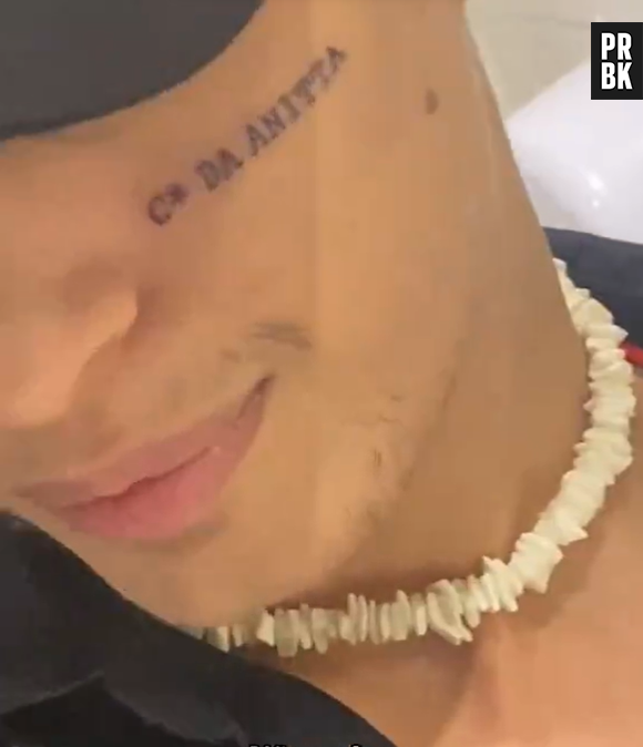 Fã tatua frase em homenagem à Anitta e choca web