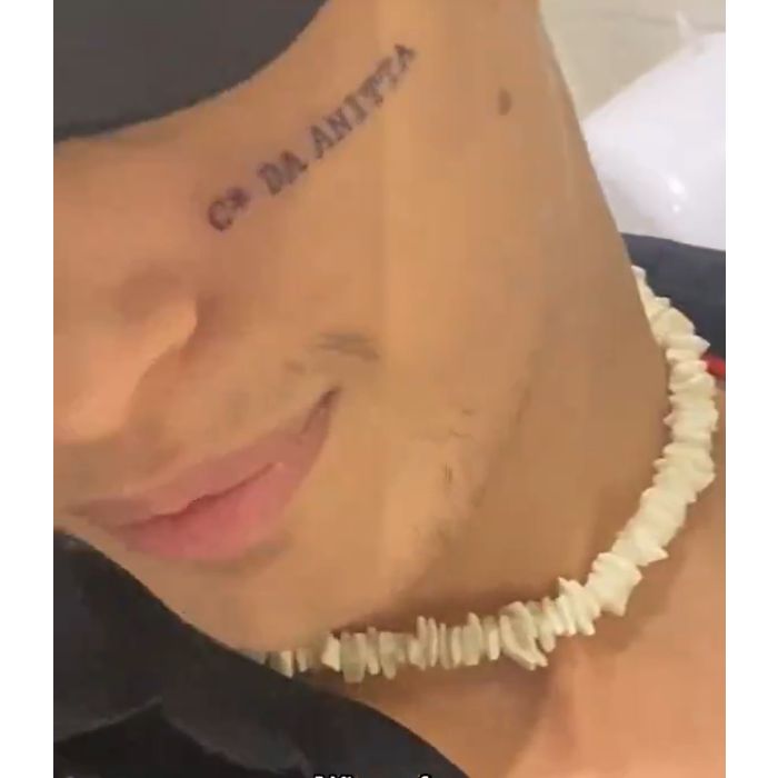 Fã tatua frase em homenagem à Anitta e choca web