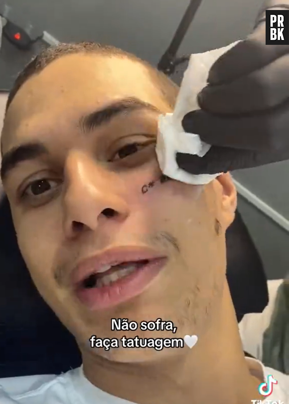 Fã tatua rosto com frase em homenagem à Anitta