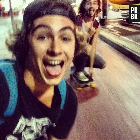 quem nunca tirou aquela selfie andando de skate, que nem o Rafael Vitti da novela "Malhação"?