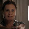  In&ecirc;s (Adriana Esteves) amea&ccedil;a Beatriz (Gloria Pires) com uma arma em "Babil&ocirc;nia" 