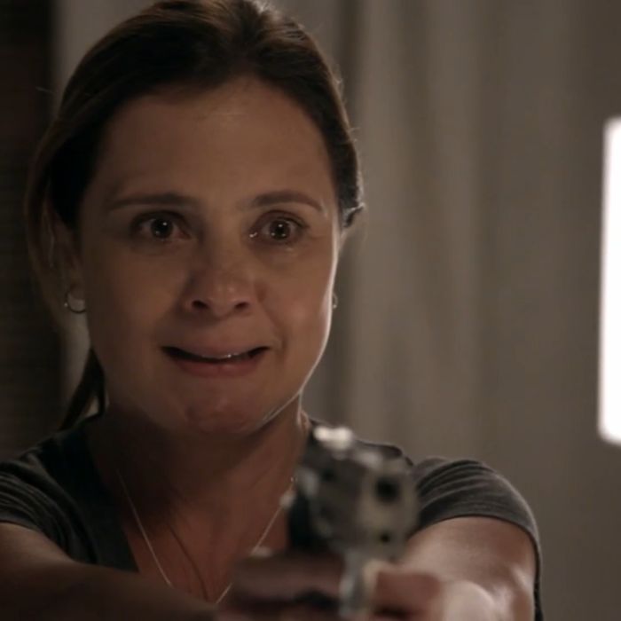  In&amp;ecirc;s (Adriana Esteves) amea&amp;ccedil;a Beatriz (Gloria Pires) com uma arma em &quot;Babil&amp;ocirc;nia&quot; 