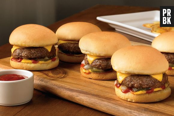 Seja mini ou na versão normal, hambúrguer é presença garantida em festas 