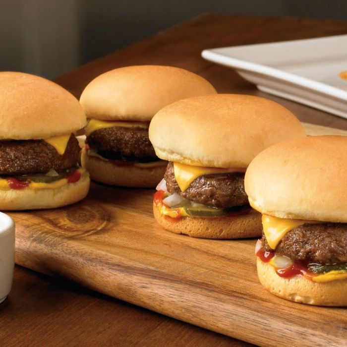  Seja mini ou na versão normal, hambúrguer é presença garantida em festas  