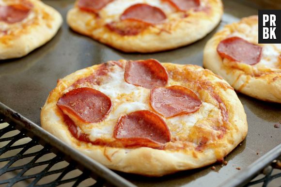 Todo mundo ama tanto uma mini pizza que até a gordura no guardanapo é perdoável!