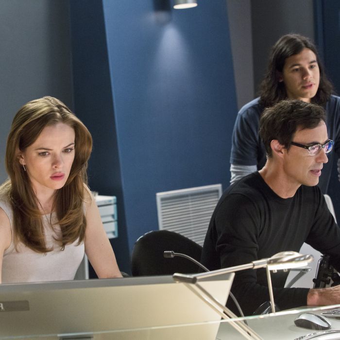 Cisco (Carlos Valdes) fazia parte da equipe de Dr. Wells (Tom Cavanagh) e Caitlin (Danielle Panabaker) em &quot;The Flash&quot;