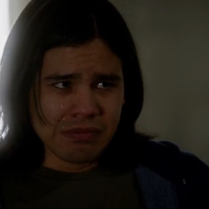 Em &quot;The Flash&quot;, Cisco (Carlos Valdes) chora ao saber que vai ser morto por Dr. Wells (Tom Cavanagh)
