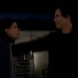 Dr. Wells (Tom Cavanagh) mata Cisco (Carlos Valdes) em um piscar de olhos em "The Flash"