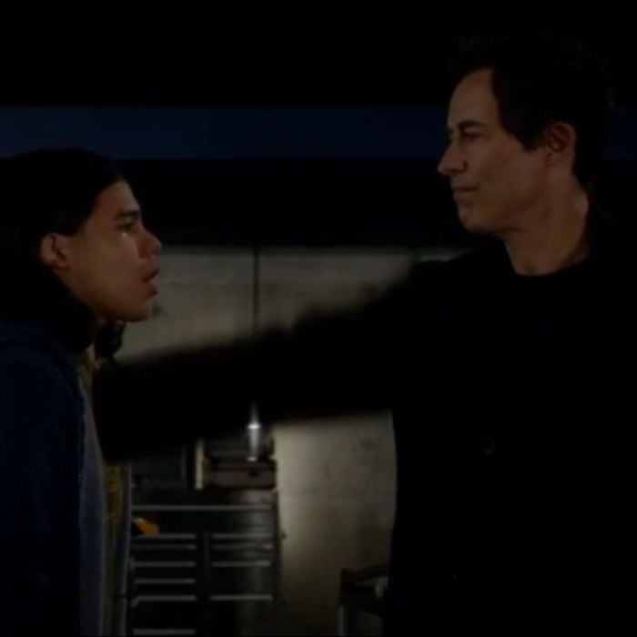Dr. Wells (Tom Cavanagh) mata Cisco (Carlos Valdes) em um piscar de olhos em &quot;The Flash&quot;