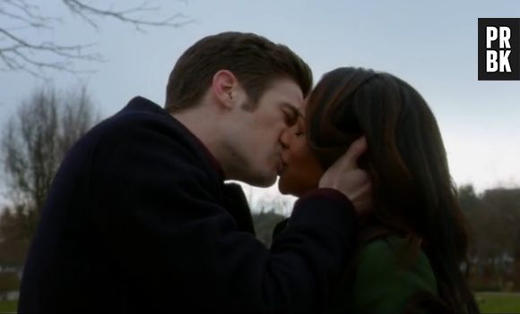 Barry (Grant Gustin) e Iris (Candice Patton) se beijaram em "The Flash"