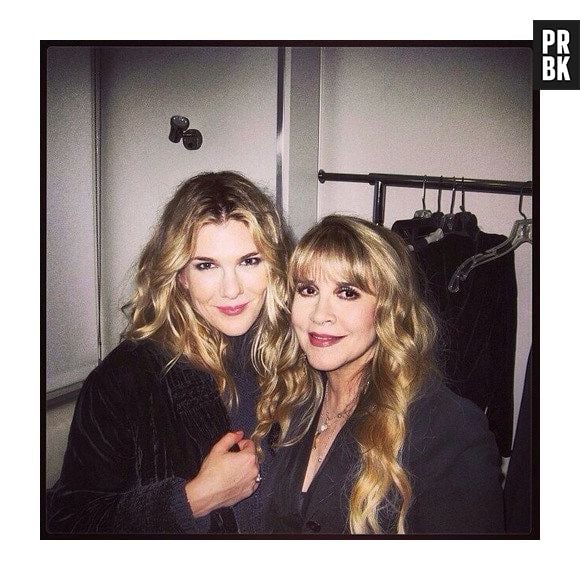 Stevie Nicks posa com Lily Rabe, a intérprete de Misty, nos bastidores de "American Horror Story: Coven"!