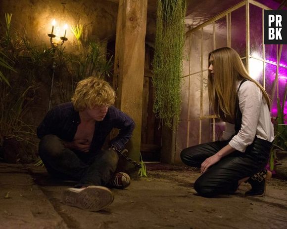 Kyle (Evan Peters) e Zoe (Taisa Farmiga) têm uma relação um pouco incomum em "American Horror Story: Coven"