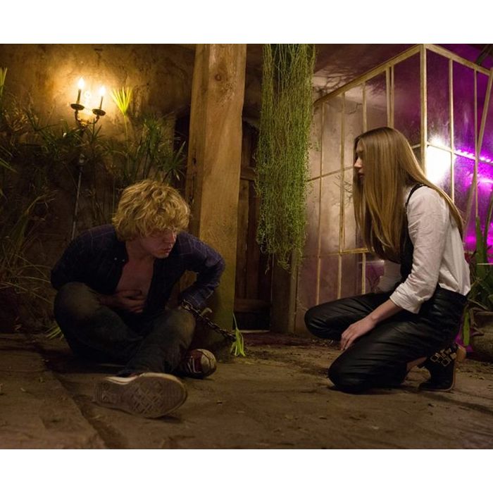 Kyle (Evan Peters) e Zoe (Taisa Farmiga) têm uma relação um pouco incomum em &quot;American Horror Story: Coven&quot;