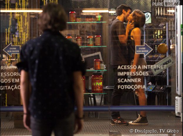 Em "Malha&ccedil;&atilde;o", Cobra (Felipe Simas) e Karina (Isabella Santoni) se beijam enquanto Pedro (Rafael Vitti) observa