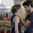  Cobra (Felipe Simas) e Karina (Isabella Santoni) conversam e ficam no maior clima em "Malha&ccedil;&atilde;o" 
