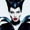 Transformar Angelia Jolie em bruxa no filme "Malévola" não foi tarefa fácil! Foi preciso muita maquiagem, lente de contato e até proteses pra acentuar as informações do rosto.