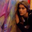  Karina (Isabella Santoni) se esconde e escuta Pedro (Rafael Vitti) dizer que vai seguir em frente sozinho em "Malha&ccedil;&atilde;o", da Globo 