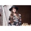 Na trama, Camila Queiroz interpreta Angel, a filha de Deborah Secco