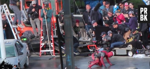 Em novo vídeo dos bastidores de "Deadpool", o protagonista Ryan Reynolds é atirado em direção a um carro