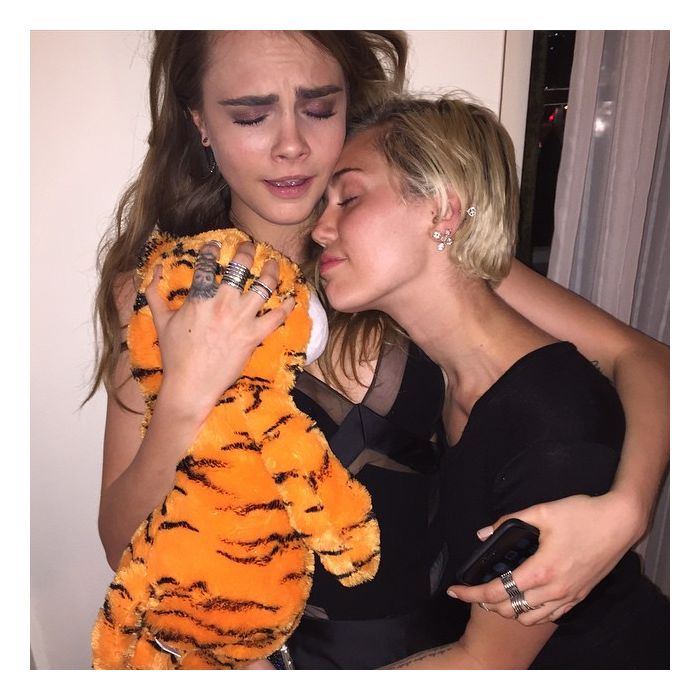  Miley Cyrus e Cara Delevingne brincam durante festa na madrugada desta sexta-feira (24) 