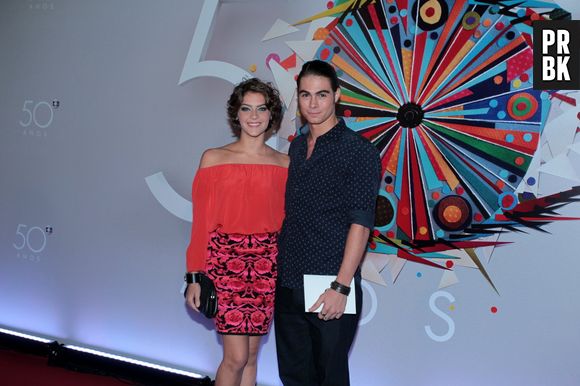 Na festa de 50 anos da Rede Globo, Isabella Santoni e Rafael Vitti posaram juntinhos nas fotos