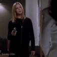 Em "Revenge", Emily (Emily VanCamp) conversa com Victoria (Madeleine Stowe) segurando uma arma