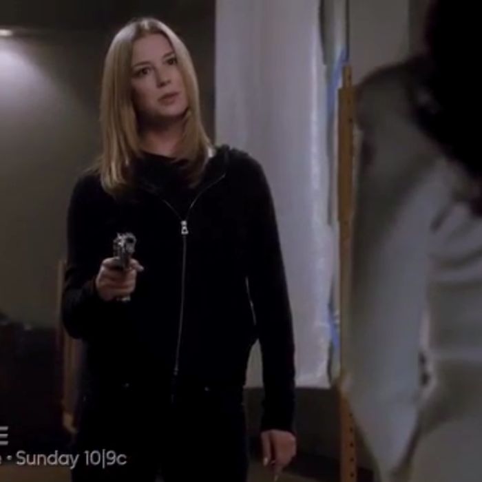 Em &quot;Revenge&quot;, Emily (Emily VanCamp) conversa com Victoria (Madeleine Stowe) segurando uma arma
