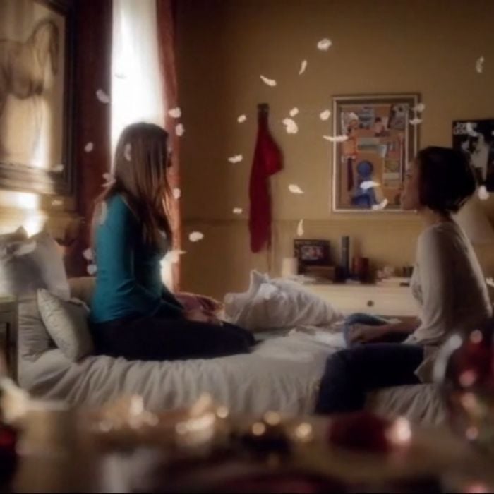 Bonnie (Kat Graham) relembrou a cena das penas da 1ª temporada na despedida de Elena (Nina Dobrev) em &quot;The Vampire Diaries&quot;