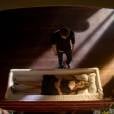 Em "The Vampire Diaries", Elena (Nina Dobrev) ficou dentro de um caixão até acordar