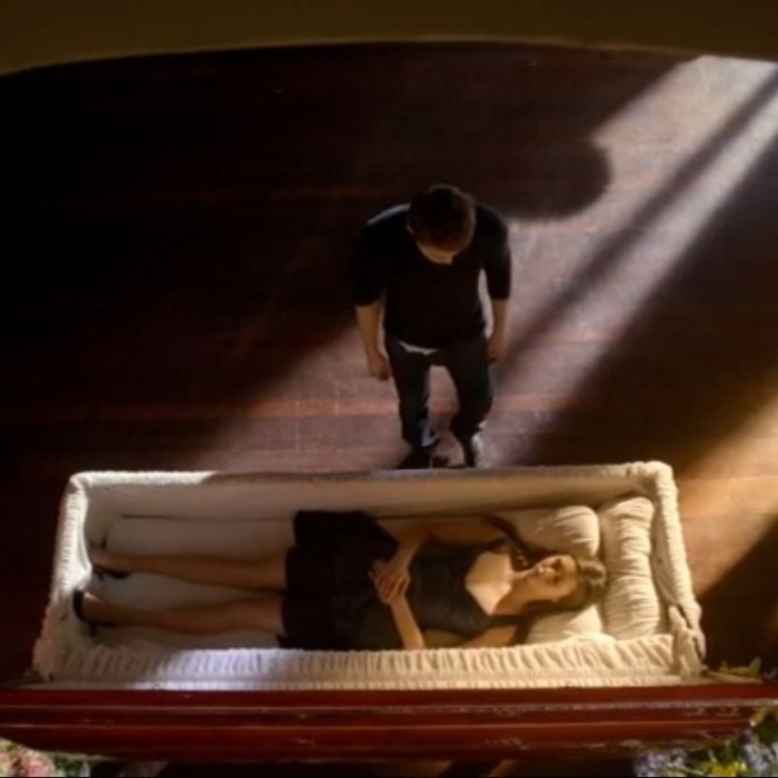Em &quot;The Vampire Diaries&quot;, Elena (Nina Dobrev) ficou dentro de um caixão até acordar
