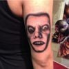 E esse "simpático" rosto tatuado no braço, hein? Nada mal para uma noite de Halloween