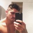  Com um bigodinho sensual, Rodrigo Simas faz aquela boa e velha selfie no espelho 