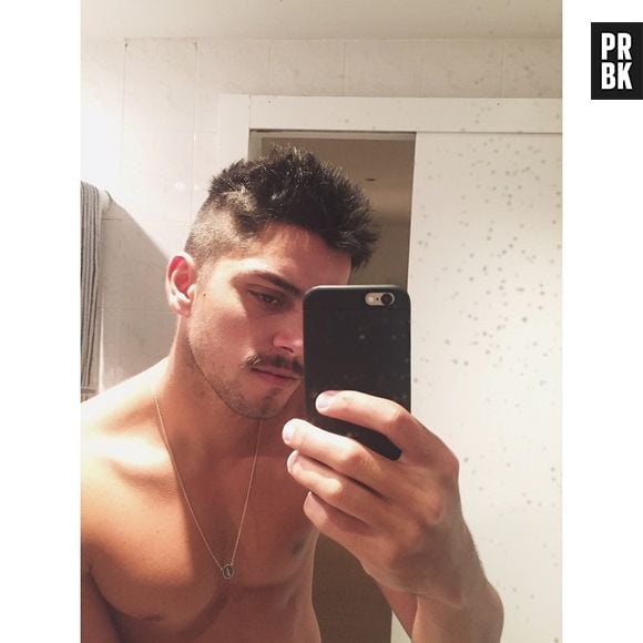 Com um bigodinho sensual, Rodrigo Simas faz aquela boa e velha selfie no espelho