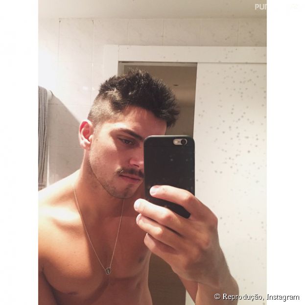 Com um bigodinho sensual, Rodrigo Simas faz aquela boa e velha selfie no espelho