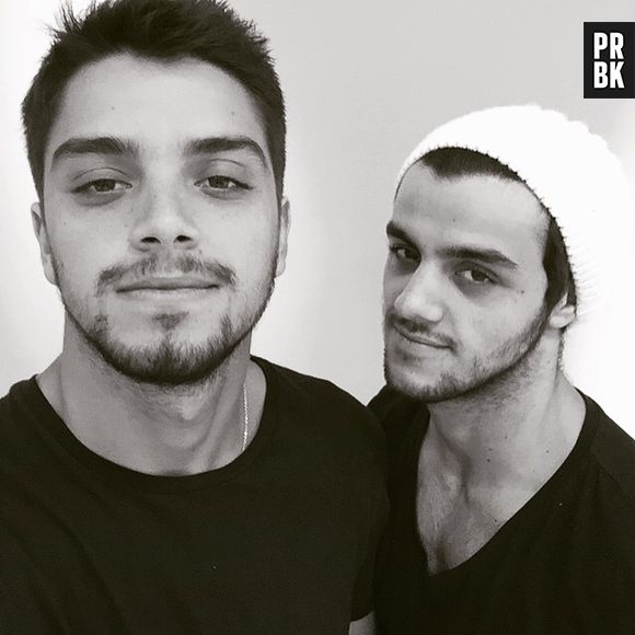 Totalmente transformado, Rodrigo Simas posa com o irmão mais novo, Felipe Simas
