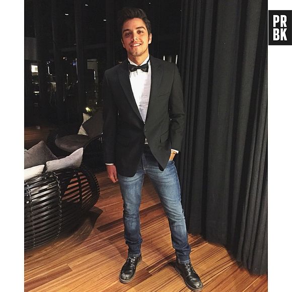 Quem resiste a Rodrigo Simas de terno e com esse corte de cabelo?