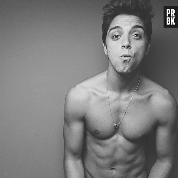 Rodrigo Simas posa sem camisa e arranca suspiros das fãs no Instagram