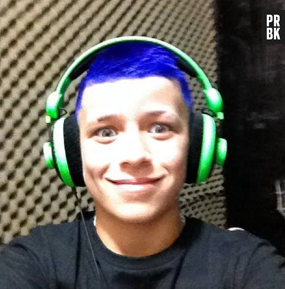 MC Pedrinho causava com suas várias cores de cabelo! Que tal esse azul?