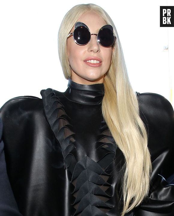 Outro motivo pelo qual Lady Gaga fumava é pelas fortes dores que sentia no quadril