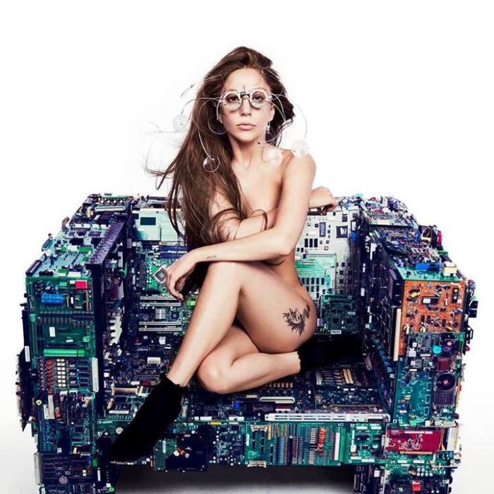 Em relação aos seus look bizarros, Lady Gaga justificou: &quot;eu não quero enfrentar a realidade do que as pessoas querem de uma popstar&quot;