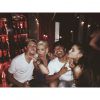 Ariana Grande e Niall Horan, do One Direction, estiveram juntos em comemoração com amigos!