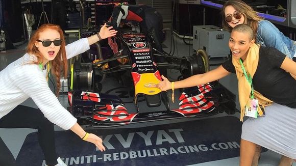 De "X-Men: Apocalipse": Tempestade careca! Foto de bastidores revela look radical da personagem