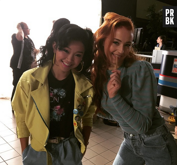 Lana Condor e Sophie Turner como suas personagens Jubileu e Jean Grey, respectivamente, em "X-Men: Apocalipse"
