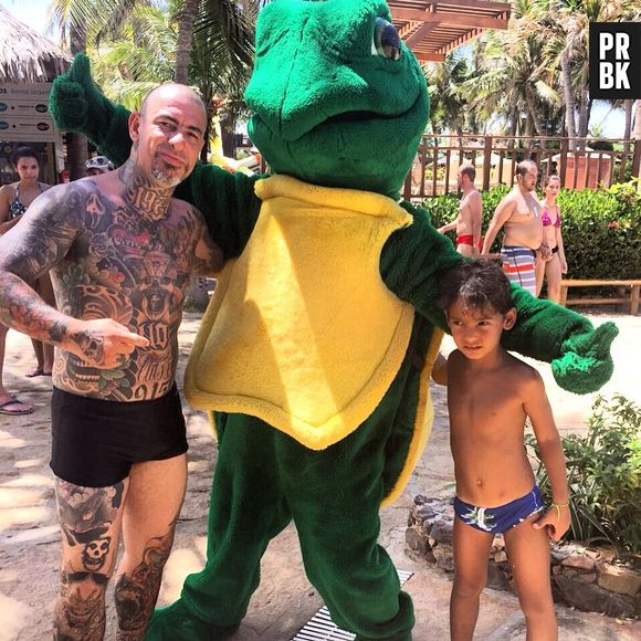 Henrique Fogaça, jurado do "MasterChef Brasil", posa com seu filhinho. Que fofura!